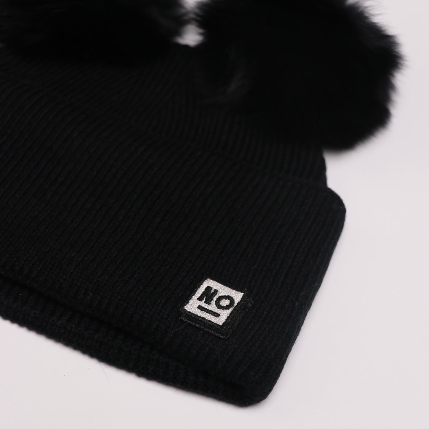 Arctic Pom Beanie - Musta